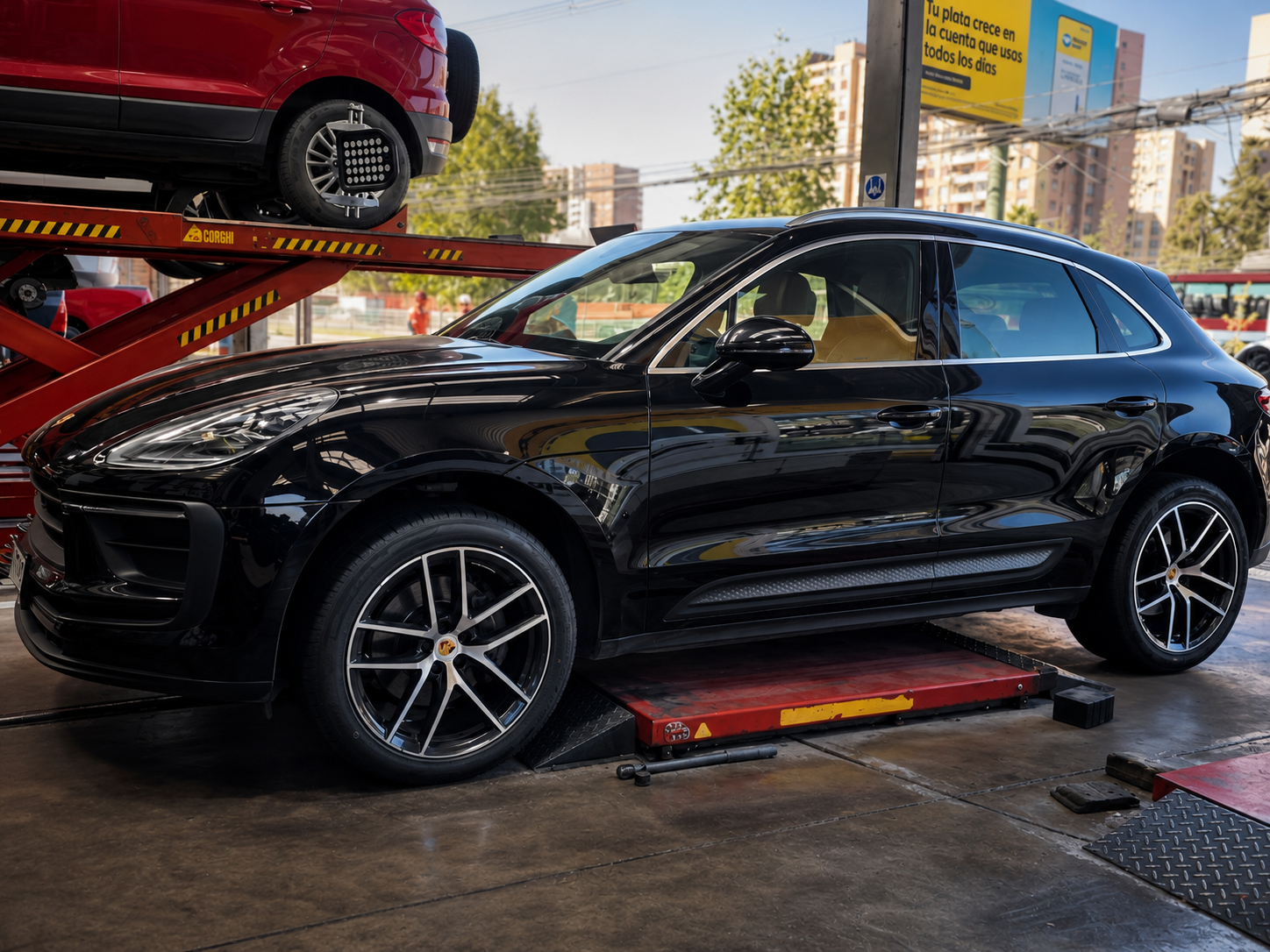 Porsche Macan con neumáticos instalados por NPJ
