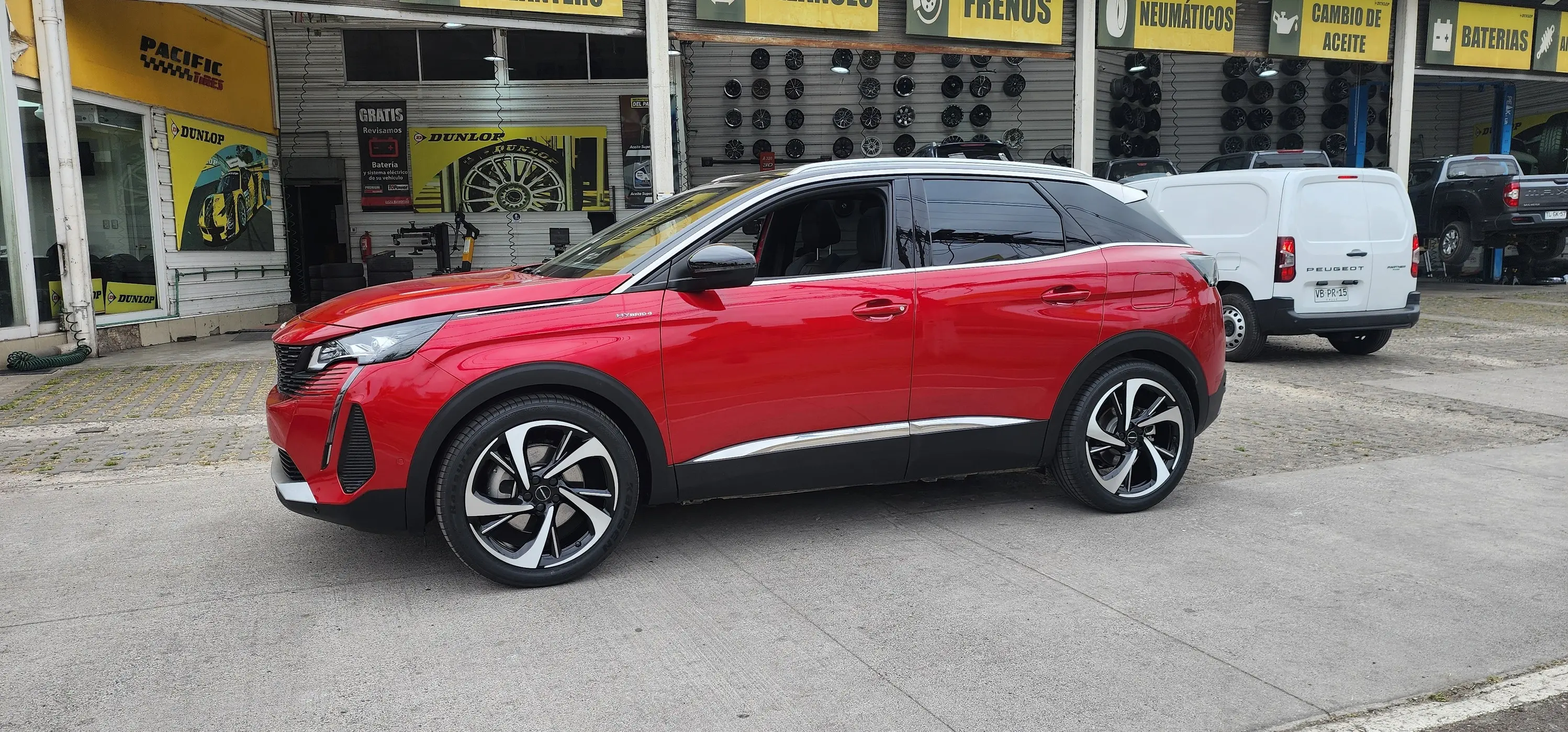 Peugeot 3008 SUV durante servicio de neumáticos e instalacion de llantas con NPJ