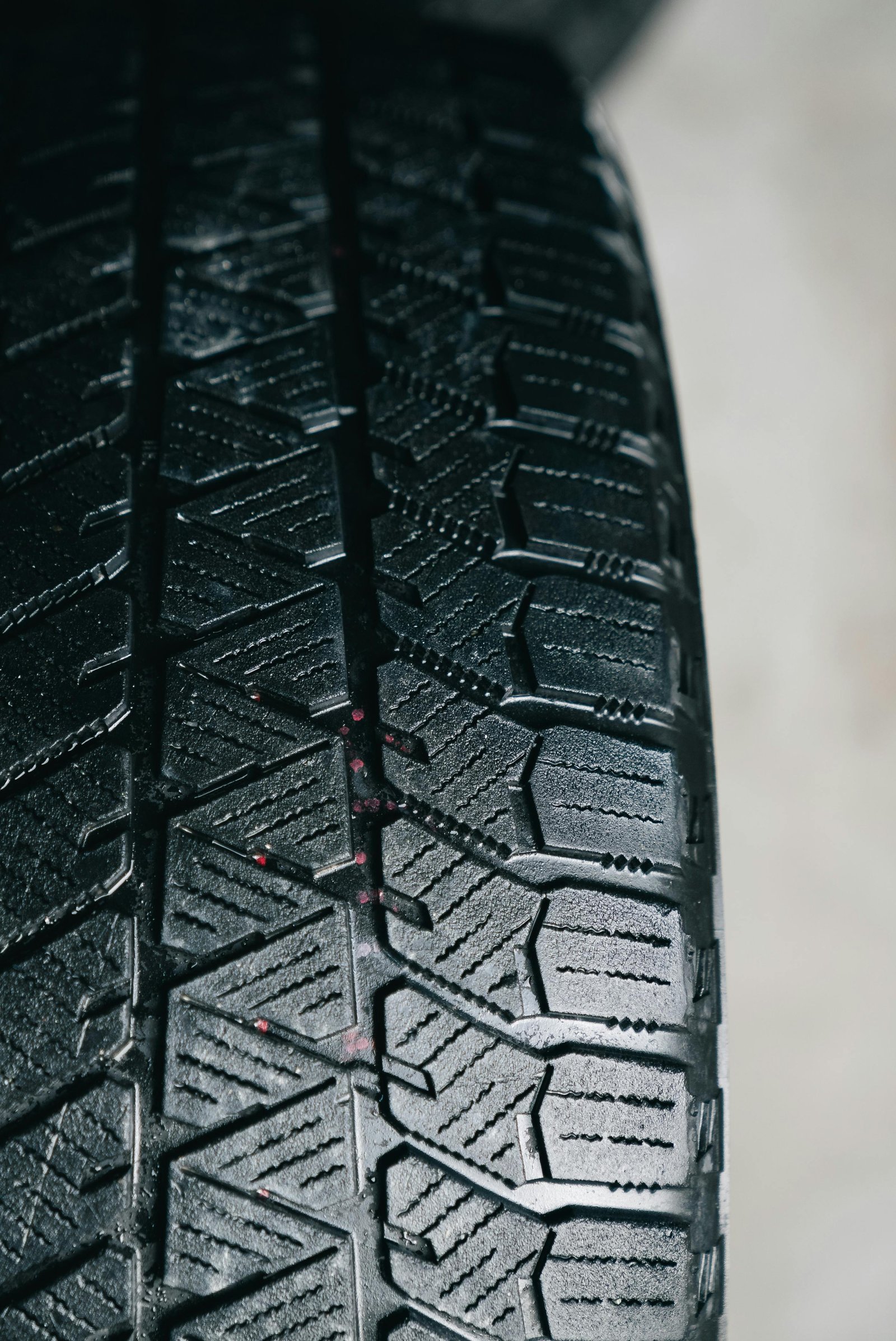 Neumático con dibujo de tracción marcado